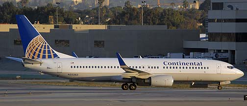 Continental Boeing 737-824 N33262
