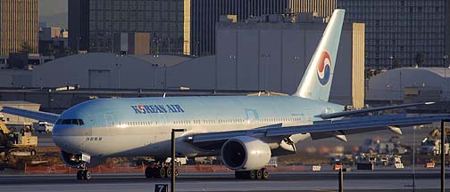 Korean Airlines Boeing 777-2B5ER HL7598