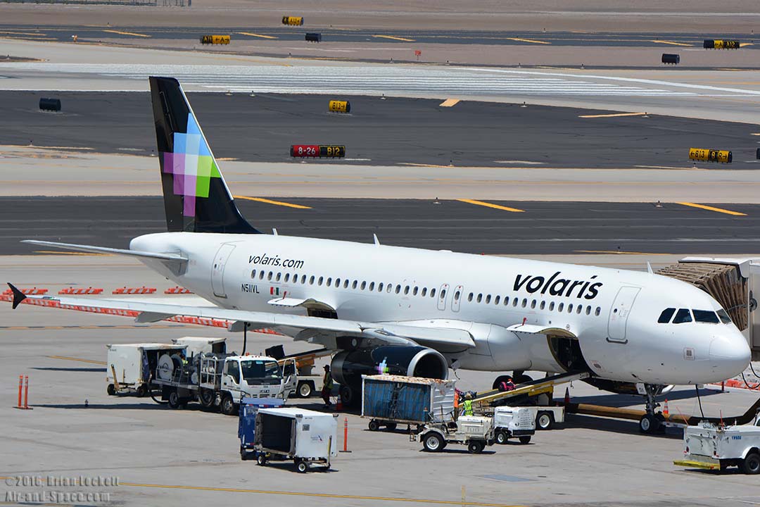 Air-and-Space.com: Air Traffic at Phoenix Sky Harbor, June 18, 2016